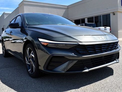 Used 2025 Hyundai Elantra SEL w/ Cargo Package FWD image 7