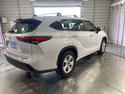 Used 2023 Toyota Highlander LE FWD image 5