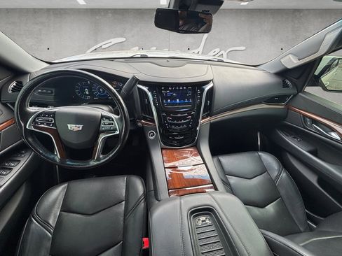 Used 2019 Cadillac Escalade Luxury image 3