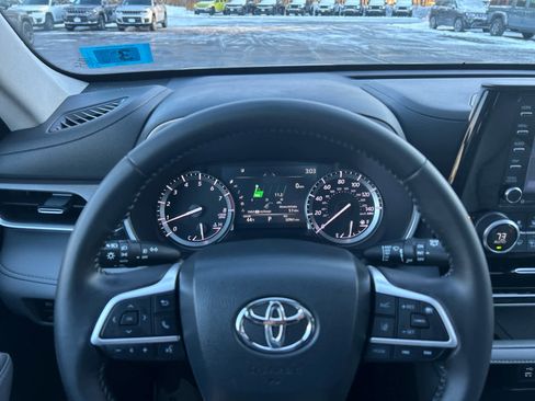 Used 2022 Toyota Highlander XLE image 25