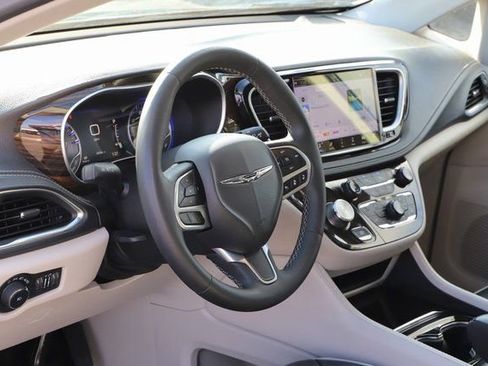 Used 2024 Chrysler Pacifica Limited FWD image 13