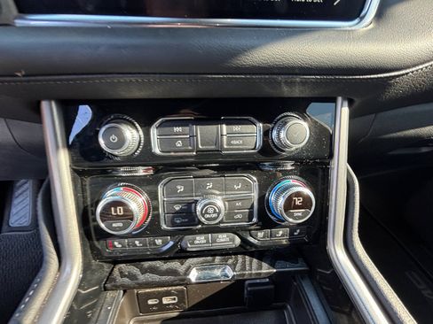 Used 2024 GMC Yukon XL Denali image 4