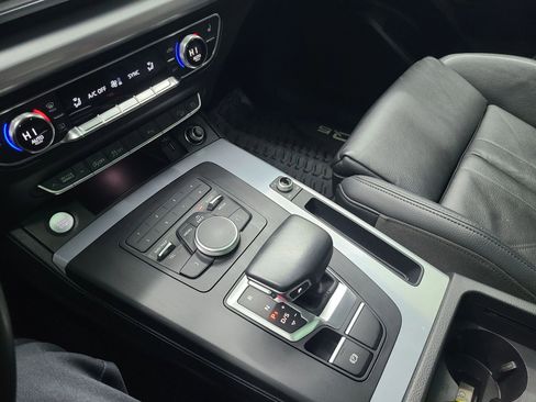 Used 2020 Audi Q5 2.0T Premium w/ Titanium Sport Package image 25