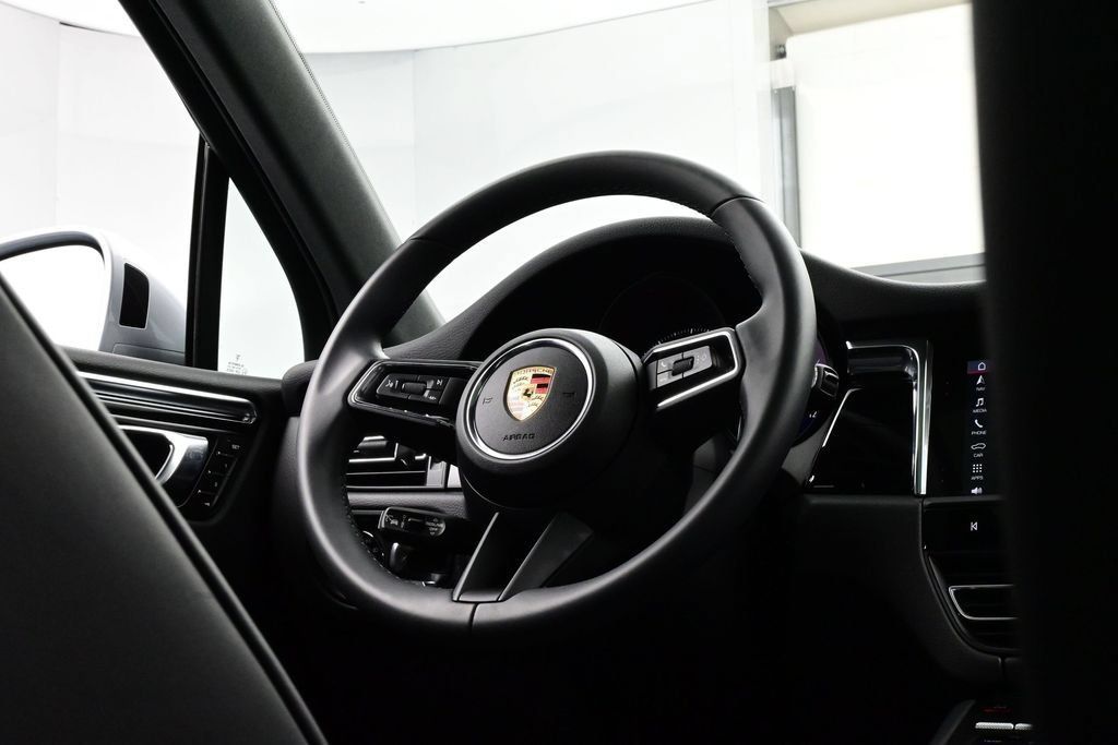 Certified 2025 Porsche Macan AWD/4WD image 19