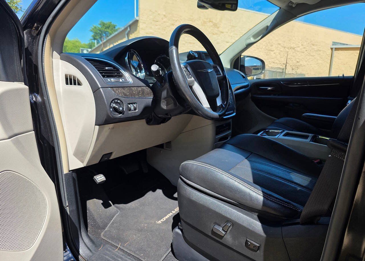 Used 2015 Chrysler Town & Country Touring-L w/ Driver Convenience Group FWD image 11