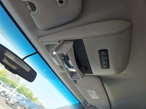 Used 2015 Chrysler Town & Country Touring FWD image 29