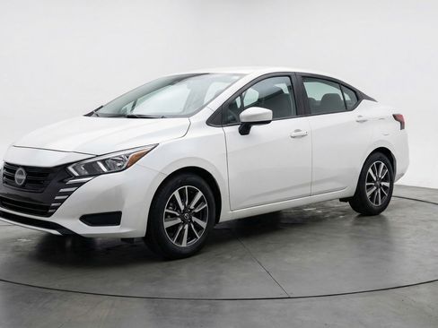 Used 2025 Nissan Versa SV image 3