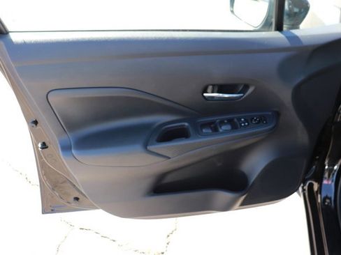 Used 2025 Nissan Versa SV image 9