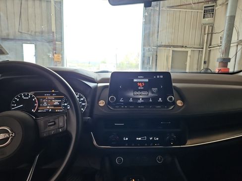 Used 2023 Nissan Rogue SV image 11