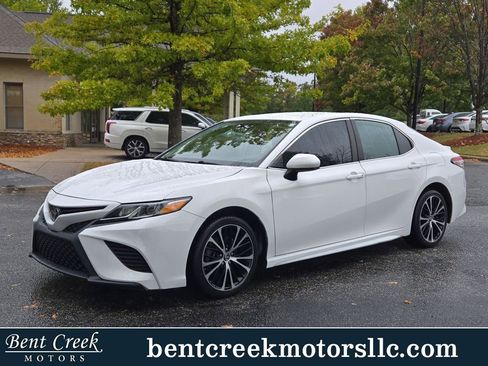 Used 2019 Toyota Camry SE image 1