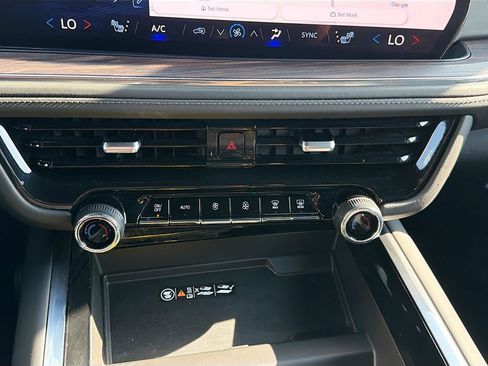 Used 2025 Chevrolet Suburban Z71 AWD/4WD image 29