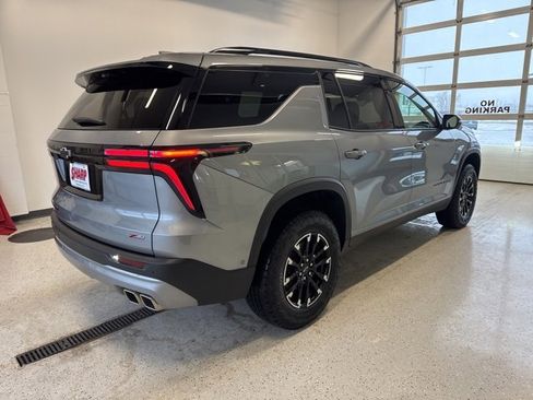 Used 2025 Chevrolet Traverse Z71 image 9