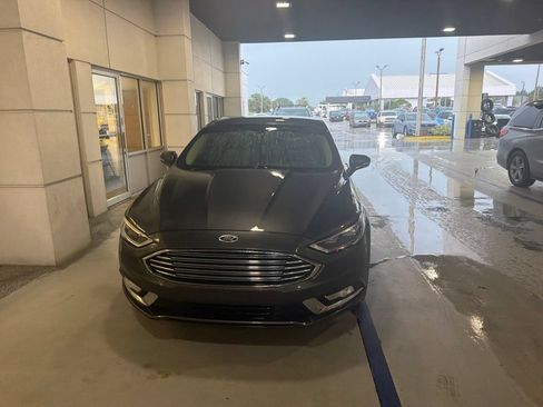 Used 2017 Ford Fusion SE w/ Fusion SE Technology Package FWD image 2