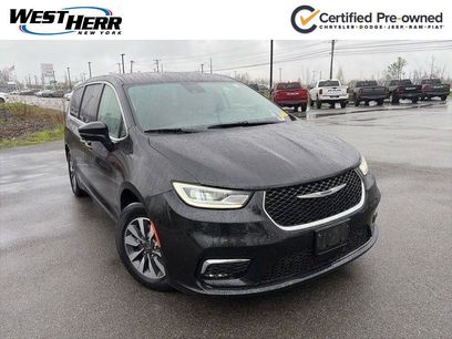 Used 2023 Chrysler Pacifica Touring-L w/ Uconnect Theater Family Group