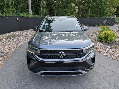 Used 2023 Volkswagen Taos SE w/ Panoramic Sunroof Package FWD image 7
