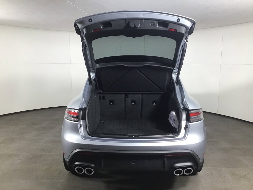 Certified 2026 Porsche Macan AWD/4WD image 17