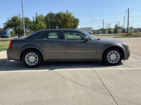 Used 2008 Chrysler 300 LX RWD image 4