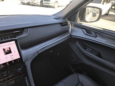 New 2025 Jeep Grand Cherokee L Limited w/ Luxury Tech Group II RWD image 18