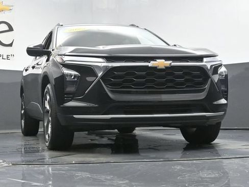 Used 2025 Chevrolet Trax LT FWD image 3