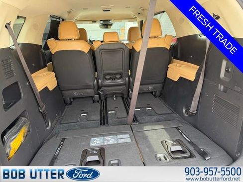Used 2023 Kia Carnival EX image 16