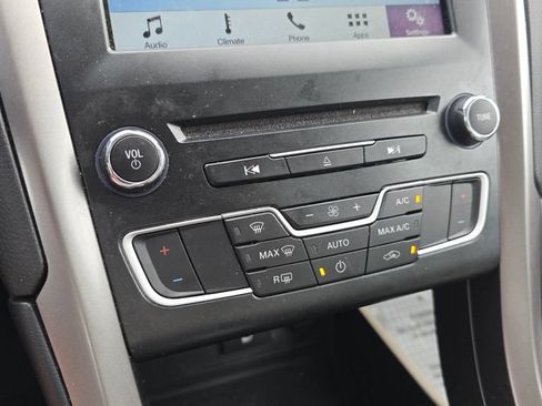 Used 2017 Ford Fusion SE w/ Fusion SE Technology Package FWD image 19