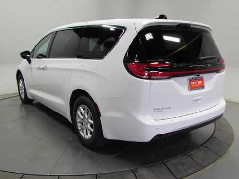 New 2027 Chrysler Pacifica Select FWD image 5
