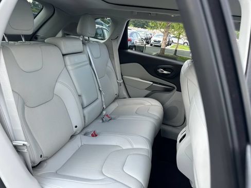 Used 2019 Jeep Cherokee Limited AWD/4WD image 28