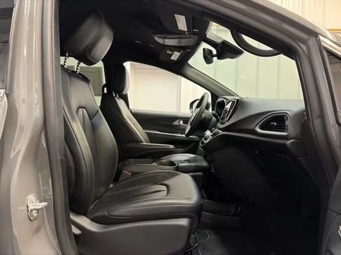 Used 2025 Chrysler Pacifica Select FWD image 20