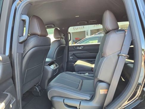 New 2025 Nissan Armada SL w/ Captain's Chari Seat Package image 9