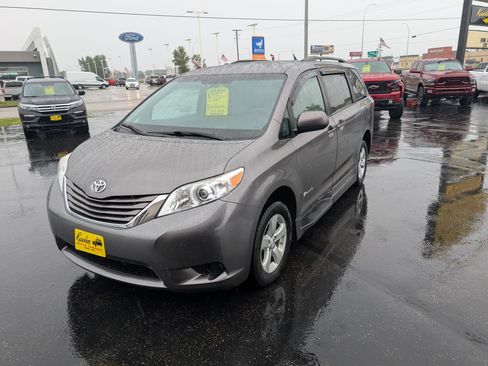 Used 2015 Toyota Sienna LE FWD image 4