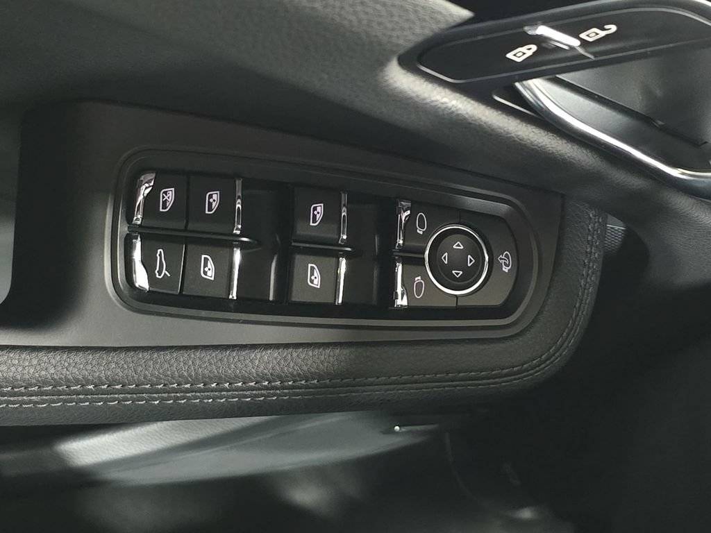 Certified 2026 Porsche Macan AWD/4WD image 21