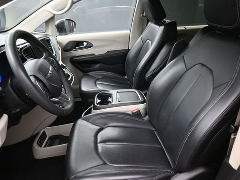 Used 2023 Chrysler Pacifica Touring-L image 33