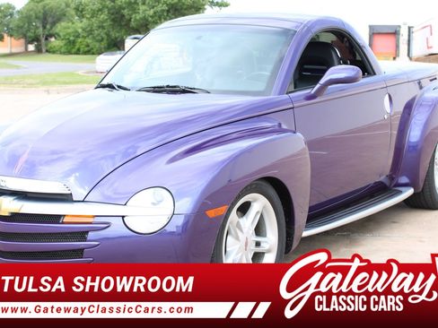 Used 2004 Chevrolet SSR w/ Preferred Equipment Group RWD image 1