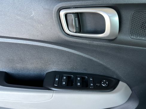Certified 2025 Hyundai Venue SEL FWD image 11