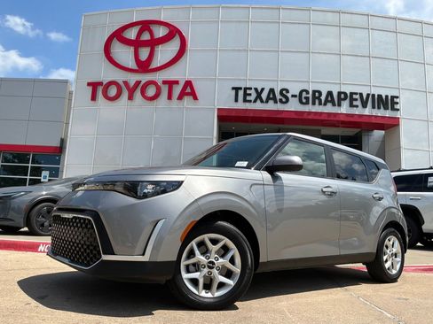 Used 2025 Kia Soul LX w/ LX Technology Package FWD image 2