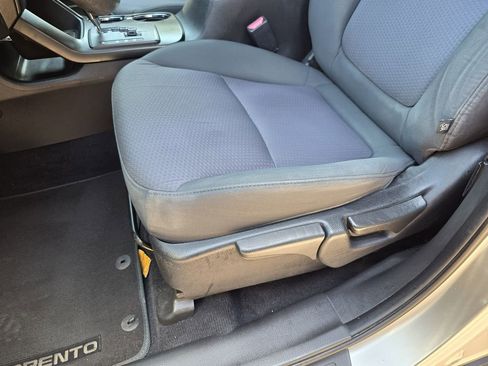 Used 2013 Kia Sorento LX w/ Third Row Pkg image 26