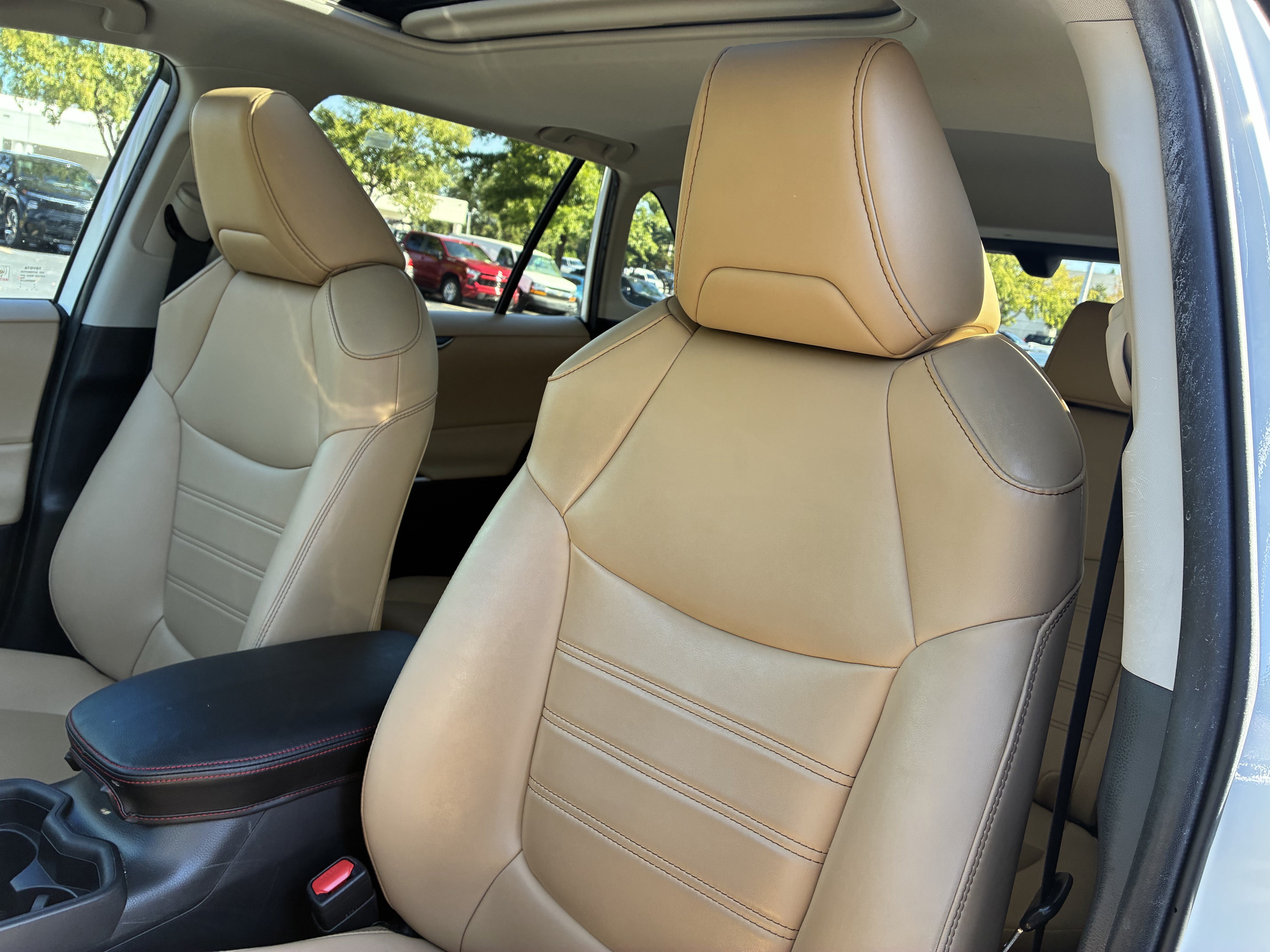 Used 2020 Toyota RAV4 XLE Premium FWD image 21