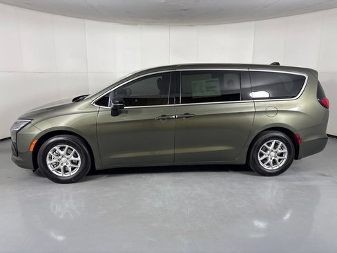 New 2027 Chrysler Pacifica Select FWD image 5