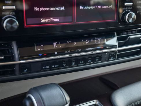 Used 2023 Toyota Sienna XLE FWD image 21