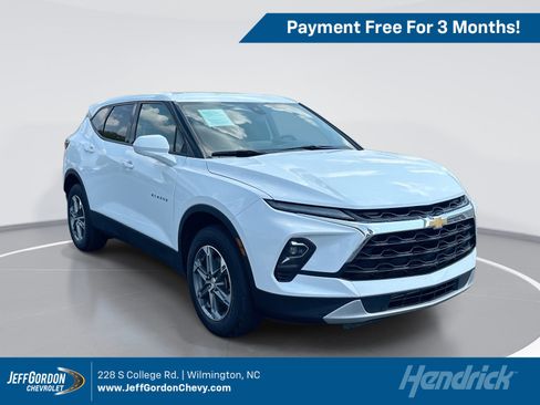 Used 2025 Chevrolet Blazer LT FWD image 1