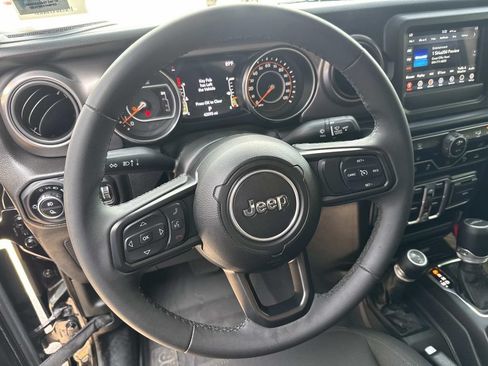 Used 2023 Jeep Gladiator Sport AWD/4WD image 22