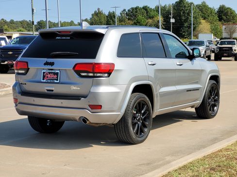 Used 2020 Jeep Grand Cherokee Altitude image 4