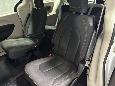 Used 2022 Chrysler Voyager LX FWD image 15