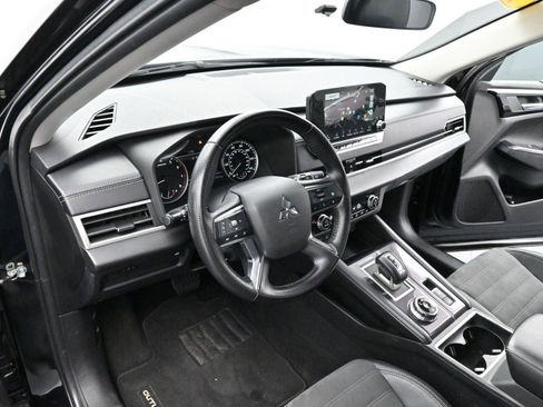 Used 2022 Mitsubishi Outlander SE image 12