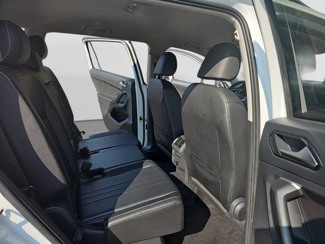 Used 2024 Volkswagen Tiguan SE FWD image 33