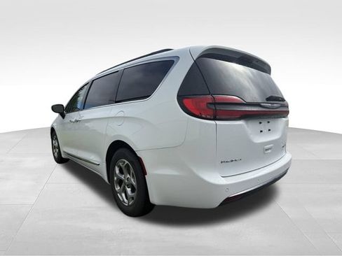 Used 2023 Chrysler Pacifica Limited FWD image 2