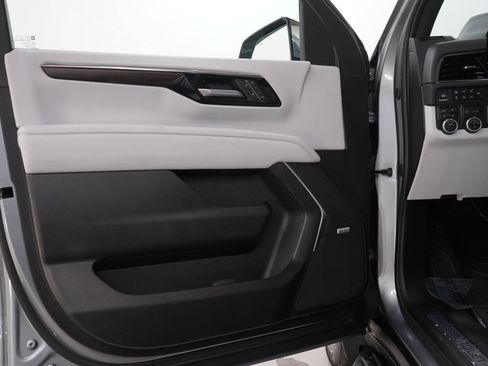 Used 2025 Chevrolet Tahoe Premier AWD/4WD image 21