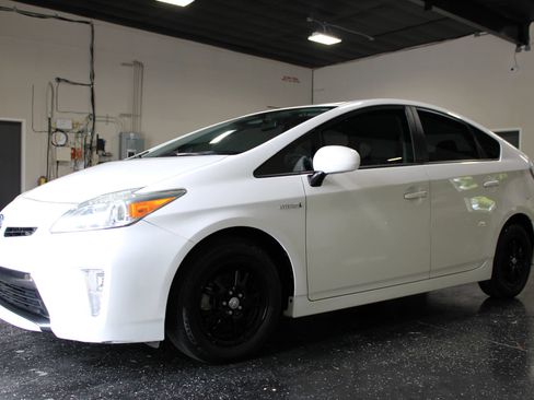 Used 2014 Toyota Prius Two FWD image 6