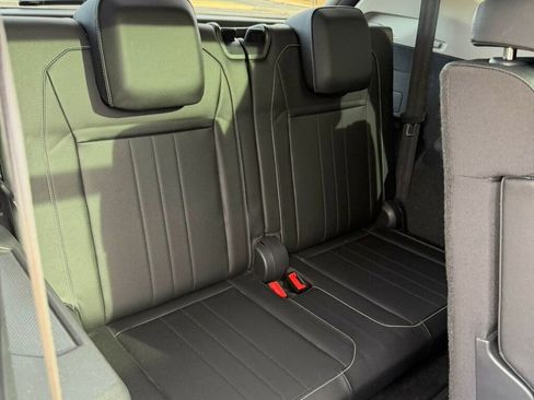 Used 2022 Volkswagen Tiguan SE w/ Panoramic Sunroof Package image 17