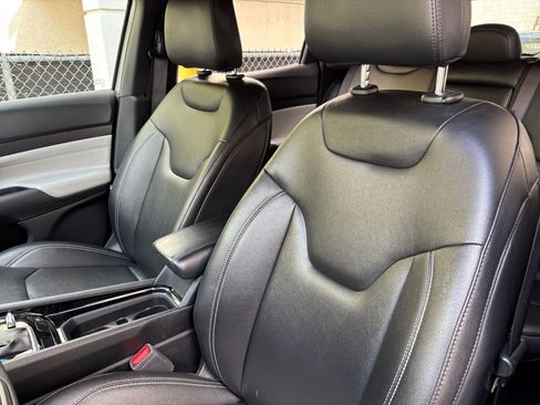 Used 2025 Jeep Compass Limited image 36